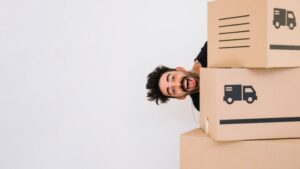 בחור מקבל שירותי הובלות בתל אביב מחברת באקו הובלות