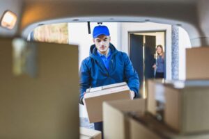 עובד של חברת באקו הובלות מעמיס ארגז לרכב בבני ברק