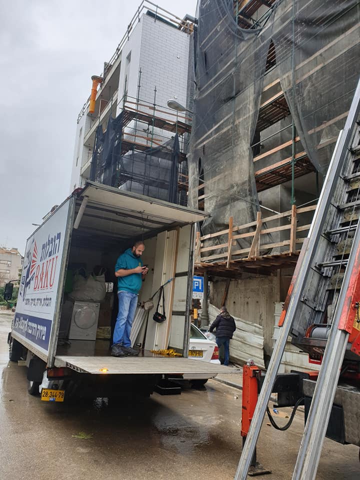 שירותי הובלה עם מנוף