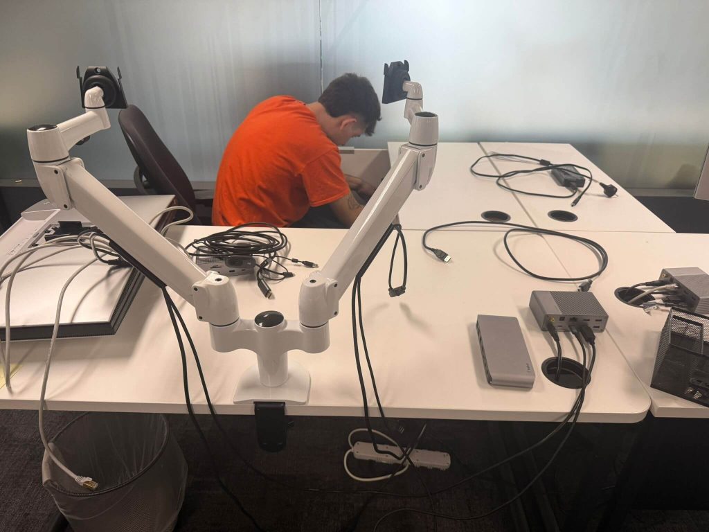 שירותי הקמת תשתית תקשורת בחדר מחשבים ע"י באקו הובלות